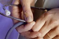 برخی پزشکان به جای استفاده از کارتخوان از بیماران دلار می‌گیرند