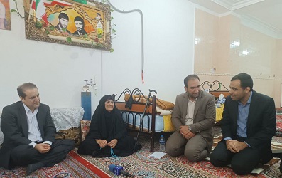 استاندار ایلام،اولین روز کاری را با دیدار از خانواده های معظم شهدا و جانبازان آغاز کرد