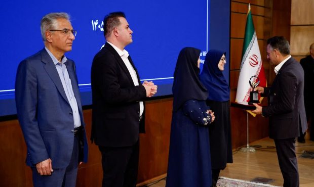 شرکت گاز استان ایلام تندیس سیمین واحد خدماتی سبز کشور را دریافت کرد